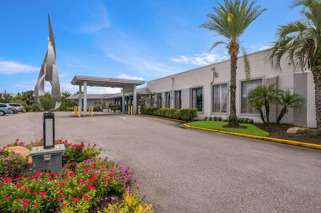 Gallery - Clarion Inn & Suites Across From Universal Orlando Resort