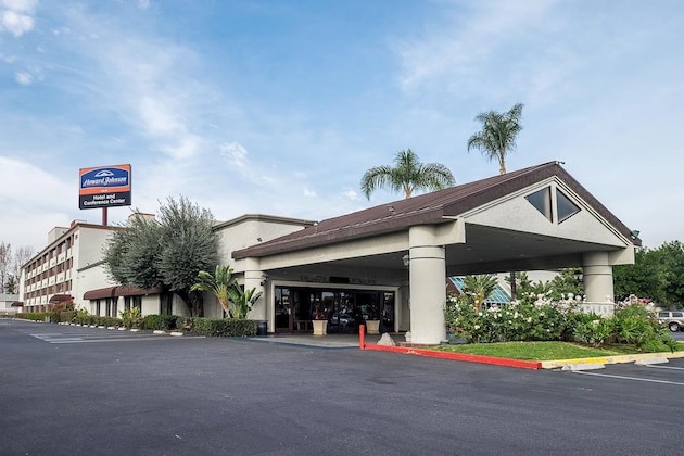 Gallery - Howard Johnson By Wyndham Fullerton Anaheim Conference Cntr