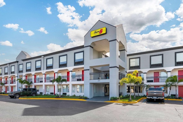 Gallery - Super 8 By Wyndham Orlando Near Florida Mall