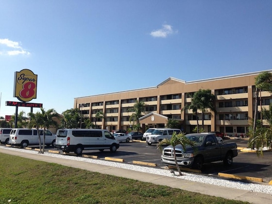 Gallery - Super 8 By Wyndham Fort Myers