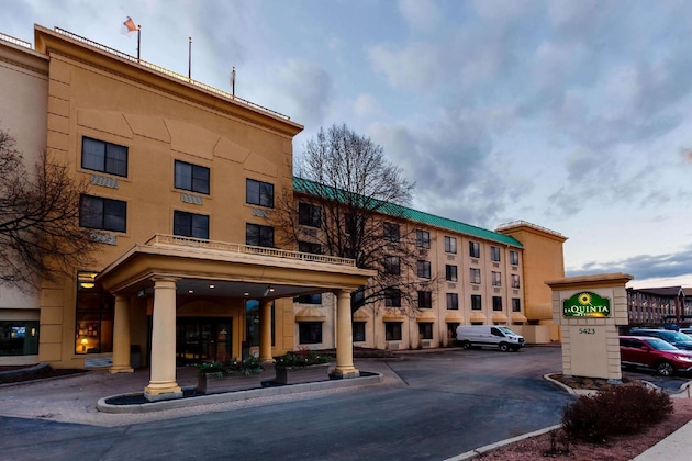 Gallery - La Quinta Inn & Suites By Wyndham Milwaukee Bayshore Area