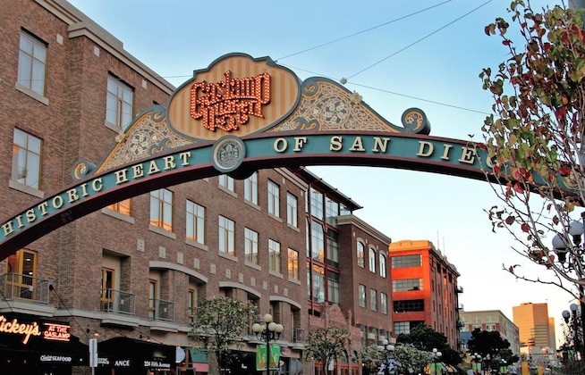 Gallery - Courtyard by Marriott San Diego Downtown Little Italy