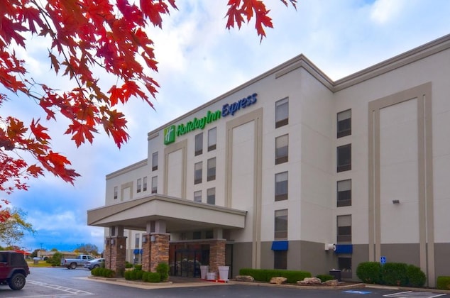 Gallery - Holiday Inn Express and Suites Fayetteville Univ O
