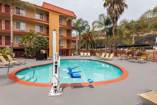 Gallery - Days Inn By Wyndham Mission Valley Qualcomm Stadium  Sdsu