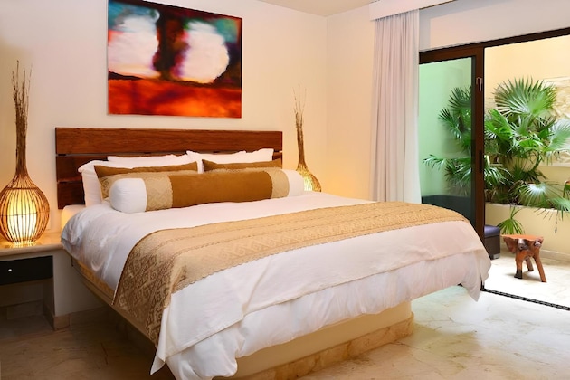 Gallery - El Taj Oceanfront & Beachside Condo Hotel