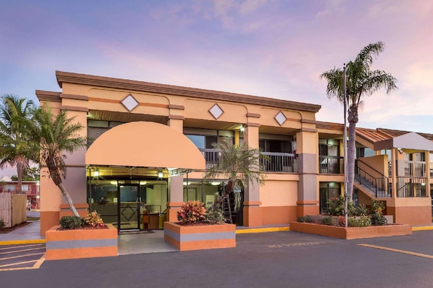 Gallery - Travelodge By Wyndham Fort Myers North
