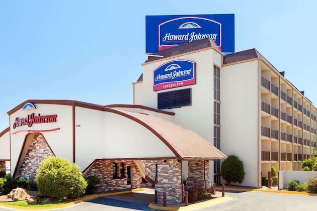 Gallery - Howard Johnson By Wyndham Arlington Ballpark   Six Flags