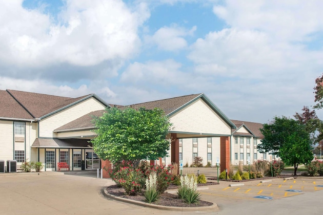 Gallery - Ramada By Wyndham Springfield North