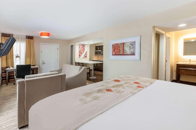 Gallery - Hawthorn Suites by Wyndham Detroit Southfield