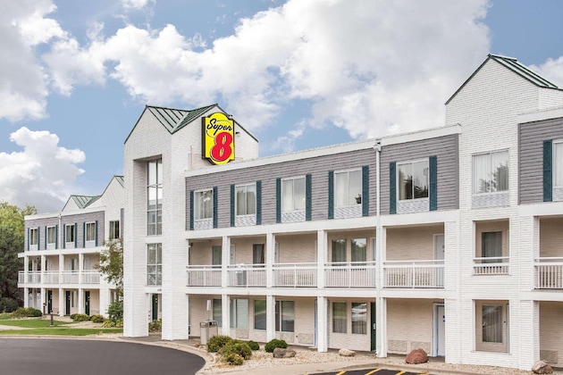 Gallery - Super 8 By Wyndham Madison East