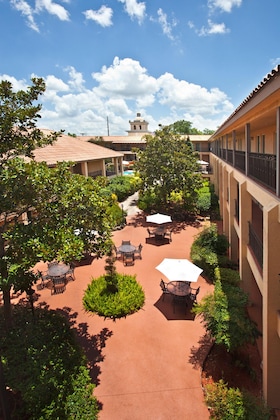 Gallery - Red Roof PLUS+ & Suites Tampa