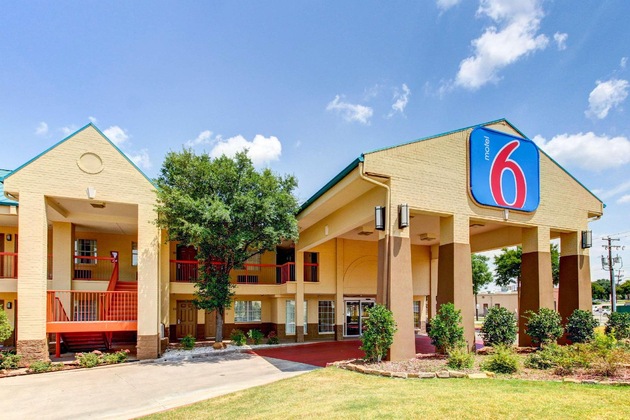 Gallery - Motel 6 Arlington