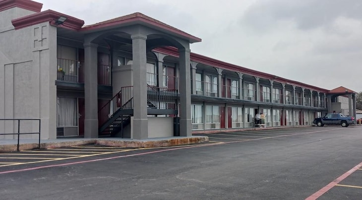 Gallery - Red Roof Inn Fort Worth West