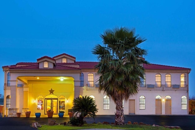 Gallery - Days Inn By Wyndham San Antonio Seaworld Lackland Afb