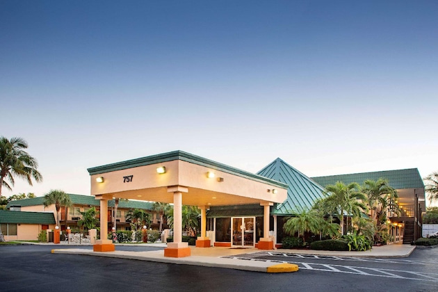 Gallery - Super 8 By Wyndham North Palm Beach