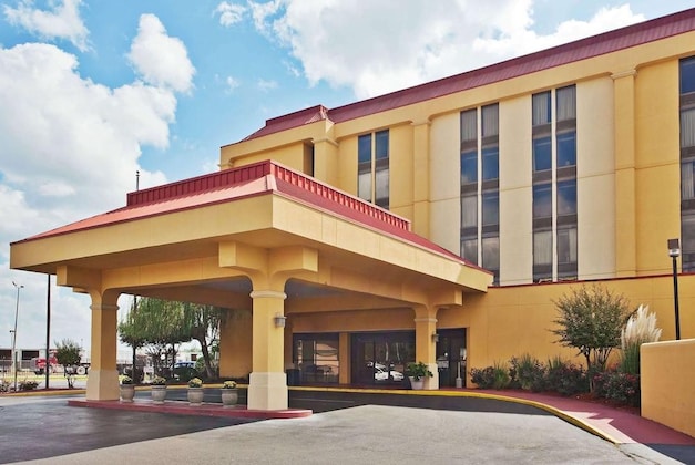 Gallery - La Quinta Inn & Suites By Wyndham Memphis Airport Graceland