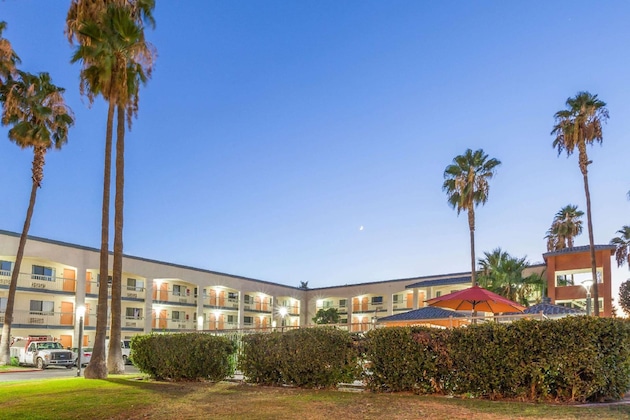 Gallery - Super 8 By Wyndham Bakersfield Central