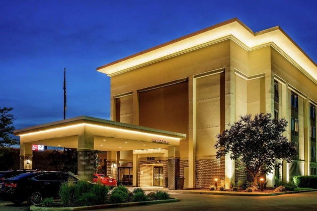 Gallery - Hampton Inn Milwaukee Northwest