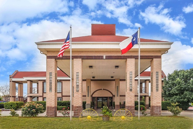 Gallery - Days Inn By Wyndham Granbury