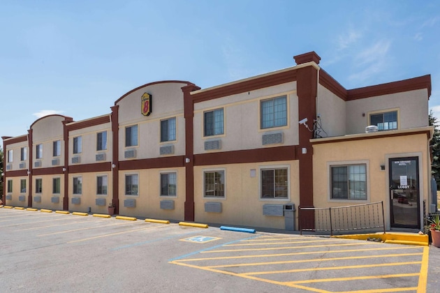 Gallery - Super 8 By Wyndham Douglas