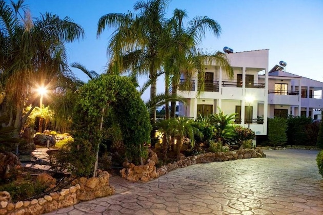 Gallery - Coliseum Studios & Apartments