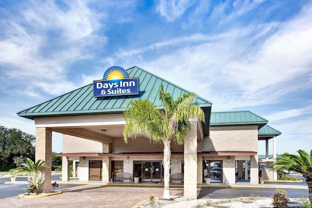 Gallery - Days Inn & Suites by Wyndham Davenport