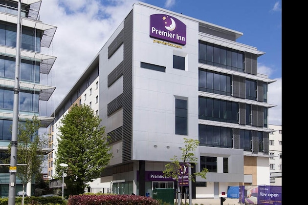Gallery - Premier Inn London Ealing
