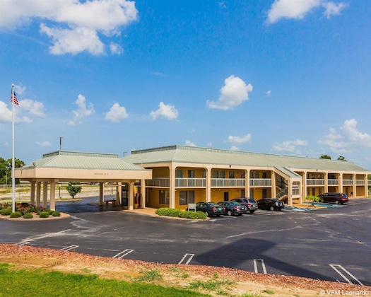 Gallery - Econo Lodge Inn & Suites