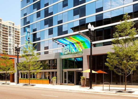 Gallery - Aloft Chicago Downtown River North, A Marriott Hotel
