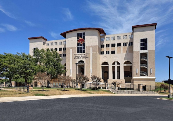 Gallery - Howard Johnson By Wyndham San Marcos