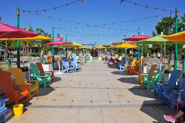Gallery - Blue Seas Courtyard