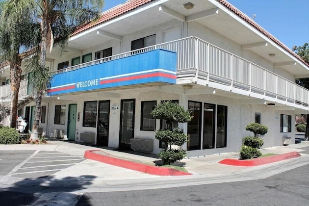 Gallery - Motel 6 Bakersfield Convention Center