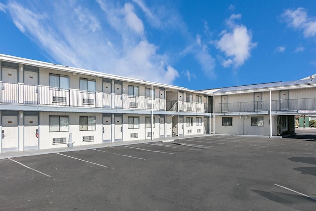 Gallery - Super 8 By Wyndham Bishop