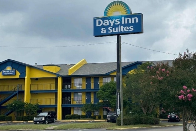 Gallery - Days Inn & Suites by Wyndham Mobile