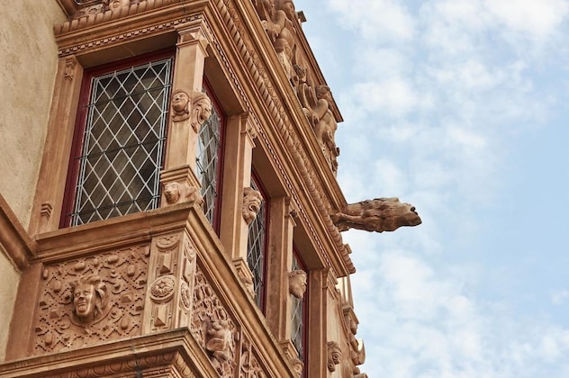 Gallery - La Maison Des Têtes