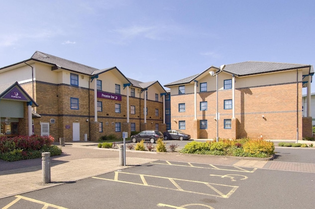 Gallery - Premier Inn Wolverhampton North