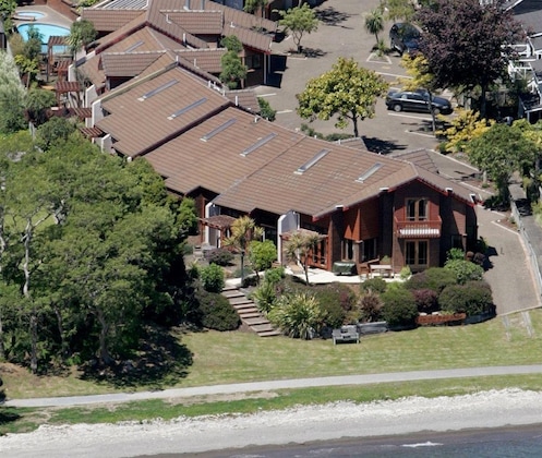 Gallery - Cascades Lakefront Motel