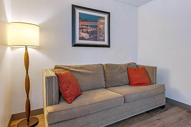 Gallery - Polynesian Hotel & Suites Wisconsin Dells Lake Delton