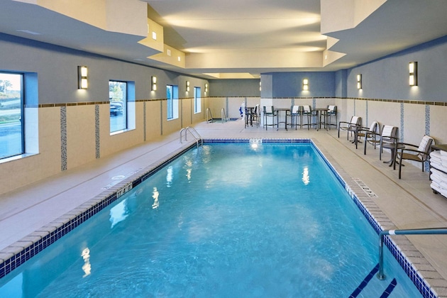 Gallery - Hampton Inn & Suites Milwaukee Franklin