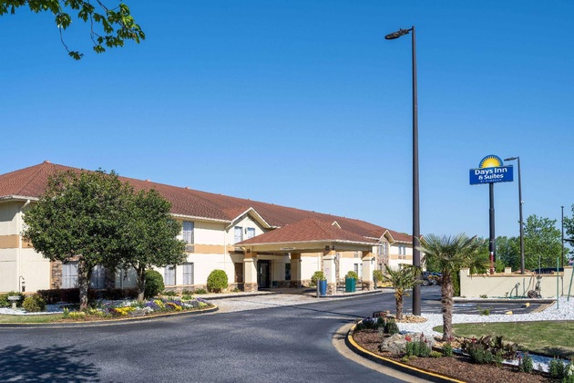 Gallery - Days Inn & Suites By Wyndham Commerce