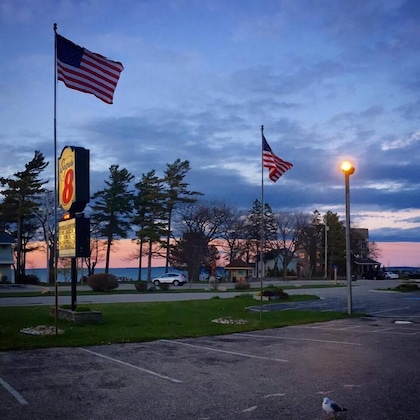 Gallery - Super 8 By Wyndham Bridgeview Of Mackinaw City