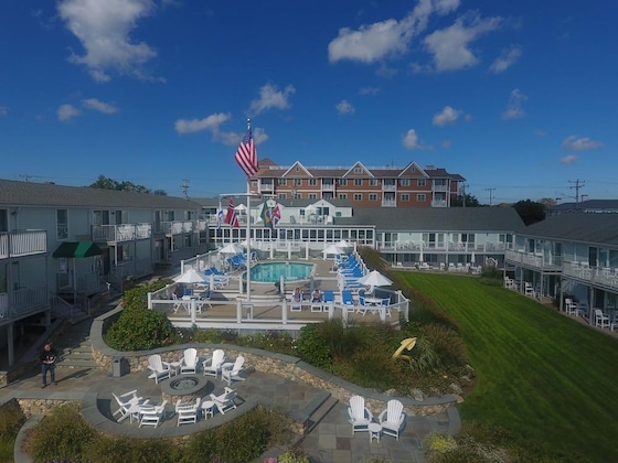 Gallery - Anchor In Distinctive Waterfront Lodging