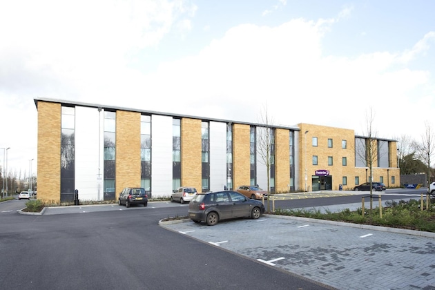 Gallery - Premier Inn London Uxbridge