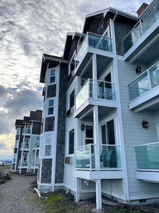 Gallery - Tides Inn & Suites