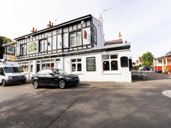Gallery - OYO Old Oak Tree Inn