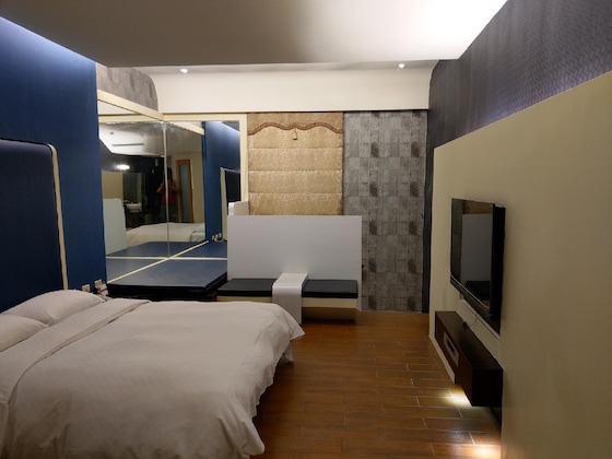 Gallery - Shiny Seasons Motel