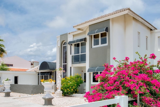Gallery - Modern Hotel Aruba