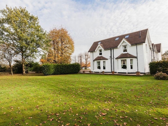 Gallery - Hookwood Lodge London Gatwick