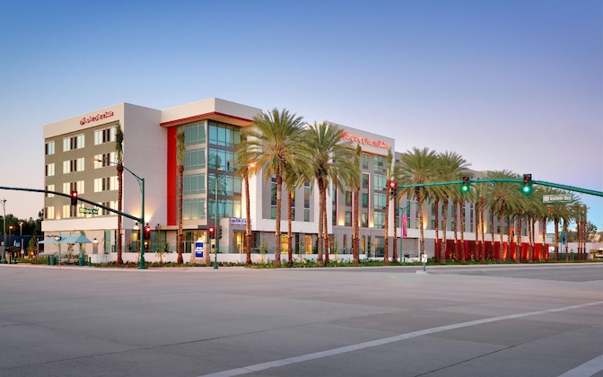Gallery - Hampton Inn & Suites Anaheim