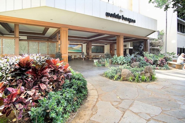 Gallery - Waikiki Banyan - Partial Ocean View Tower 2 Suite 1204